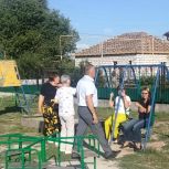 В Чесме проверили детскую площадку в рамках проекта «Безопасность детства»