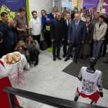 Александр Беглов и Александр Бельский осмотрели выставку достижений Колпинского района