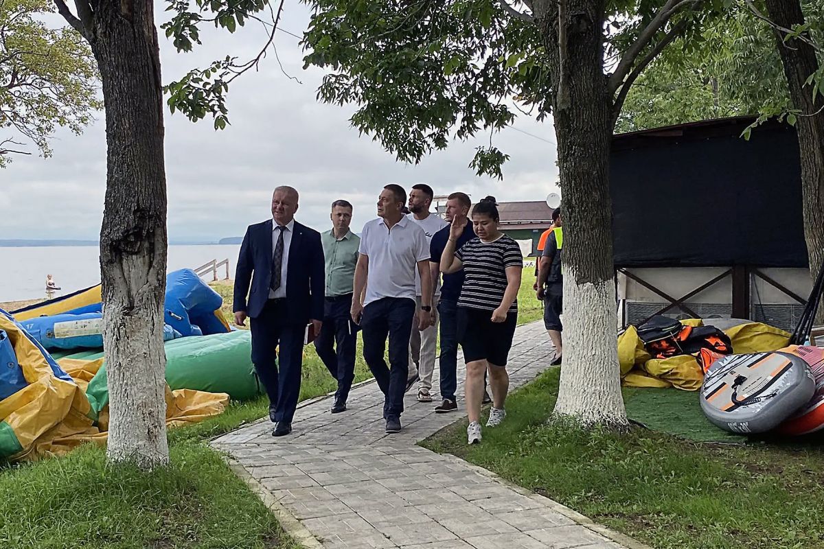 Рабочая группа во главе с Александром Щербаковым проверила готовность пляжа и парка на Санаторной к летнему отдыху