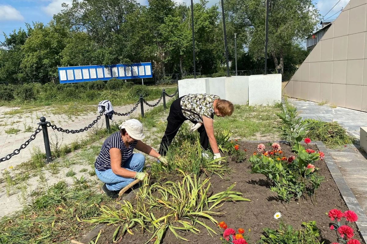 В Карталинском округе прошёл субботник с участием жителей и партийцев