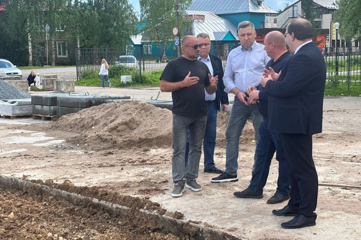 В Плесецке продолжается благоустройство главной площади