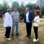 Депутаты-единороссы проверили ход благоустройства стадиона школы №70 и Воскресенского сквера