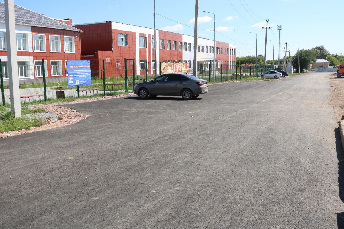 В Петропавловской школе Верхнеуральского округа завершилось асфальтирование территории