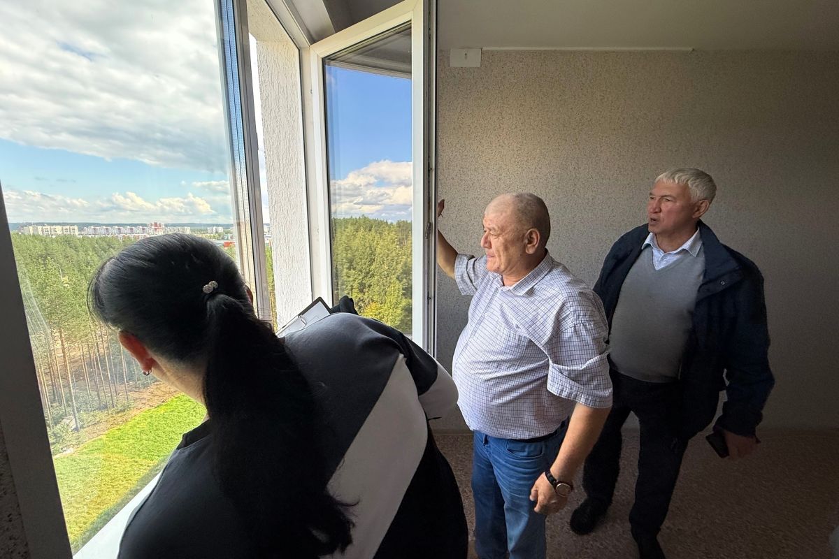 Партийцы Нягани приняли участие в приёмке новых квартир