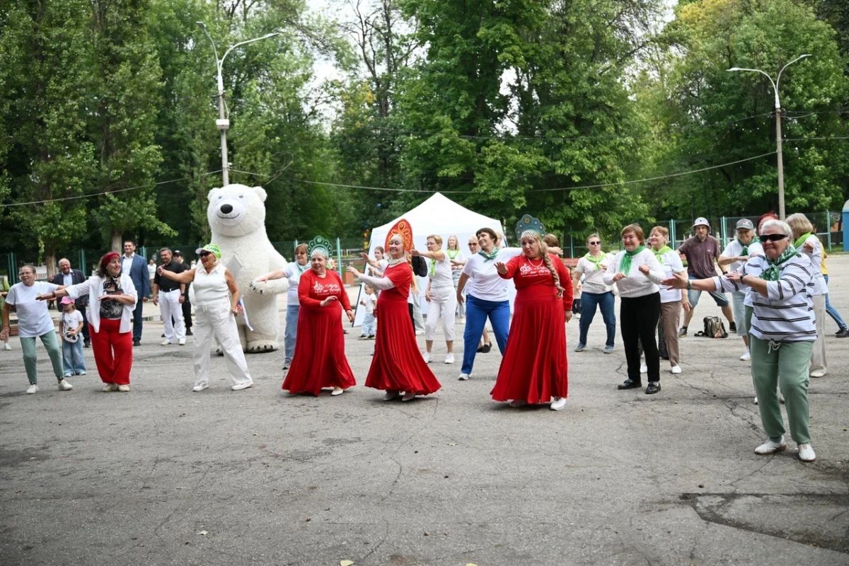 Сотни участников, танцы и афрозарядка: в Автозаводском парке стартовал новый сезон проекта «Вместе интересно»