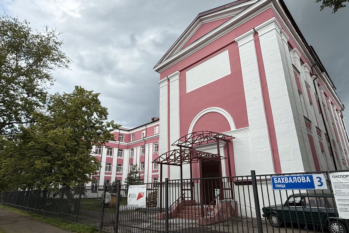 Партийцы проверили ход капремонта в еще двух школах Ярославля