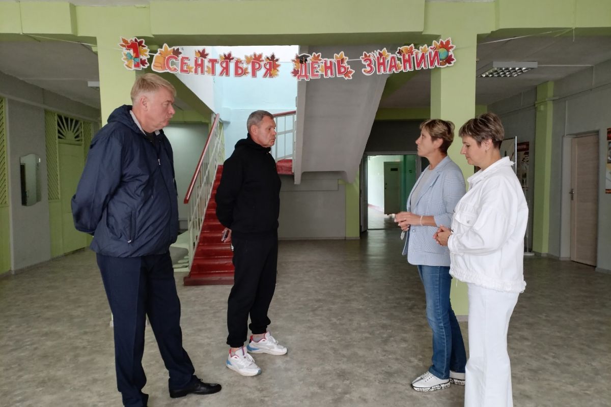 «Родительская приемка»: депутаты проверили готовность школ к учебному году