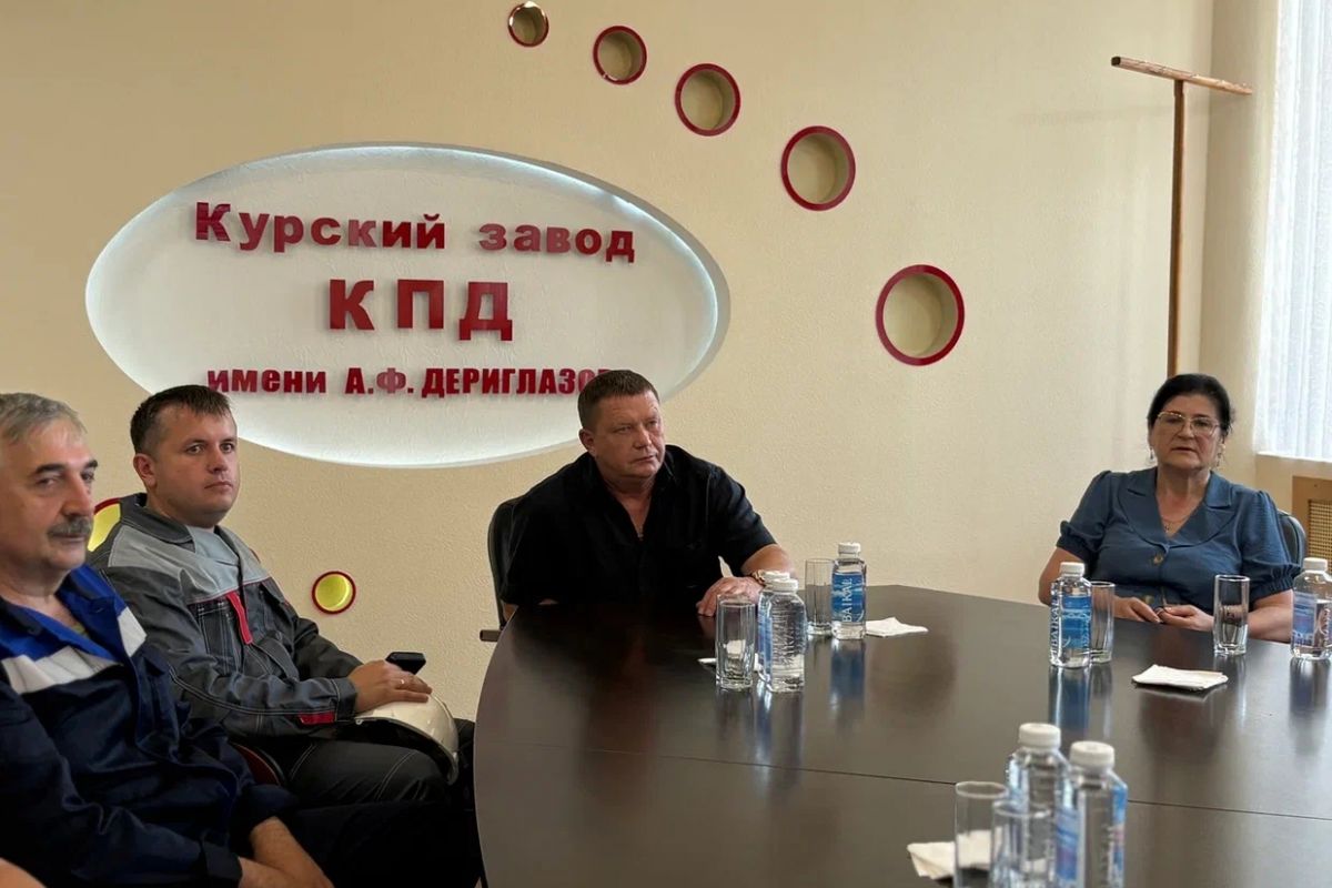 В рамках партийного проекта «Предпринимательство» единороссы познакомились с коллективом завода КПД