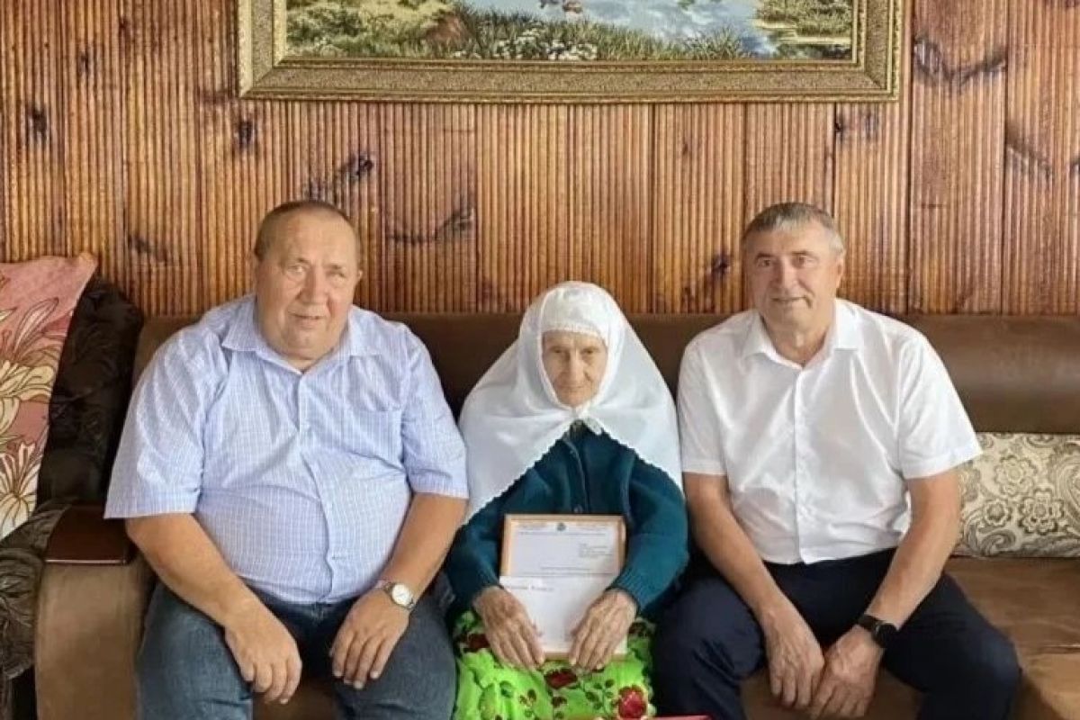 Алькеевские единороссы поздравили землячку с 95-летием