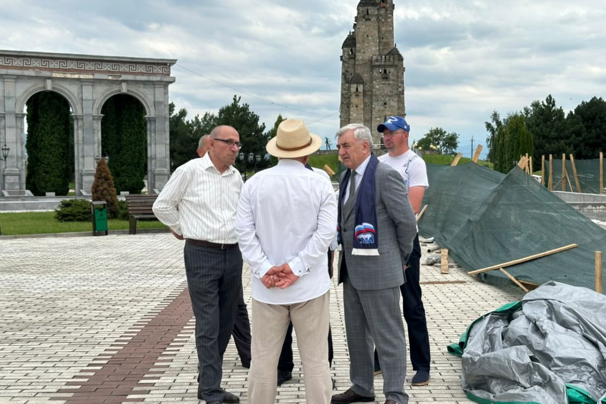 Партийный десант Единой России проверил ход обновления Мемориала памяти и славы в Назрани