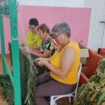 В Даниловке участницы «Женского движения» делают маскировочные костюмы «Леший» и масксети