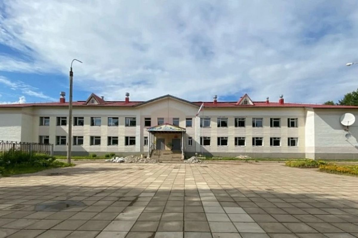 В Лешуконском продолжается капитальный ремонт средней школы