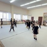 Танцевально‑гимнастическая разминка для детей прошла в ДДТ в рамках марафона «Сила России»