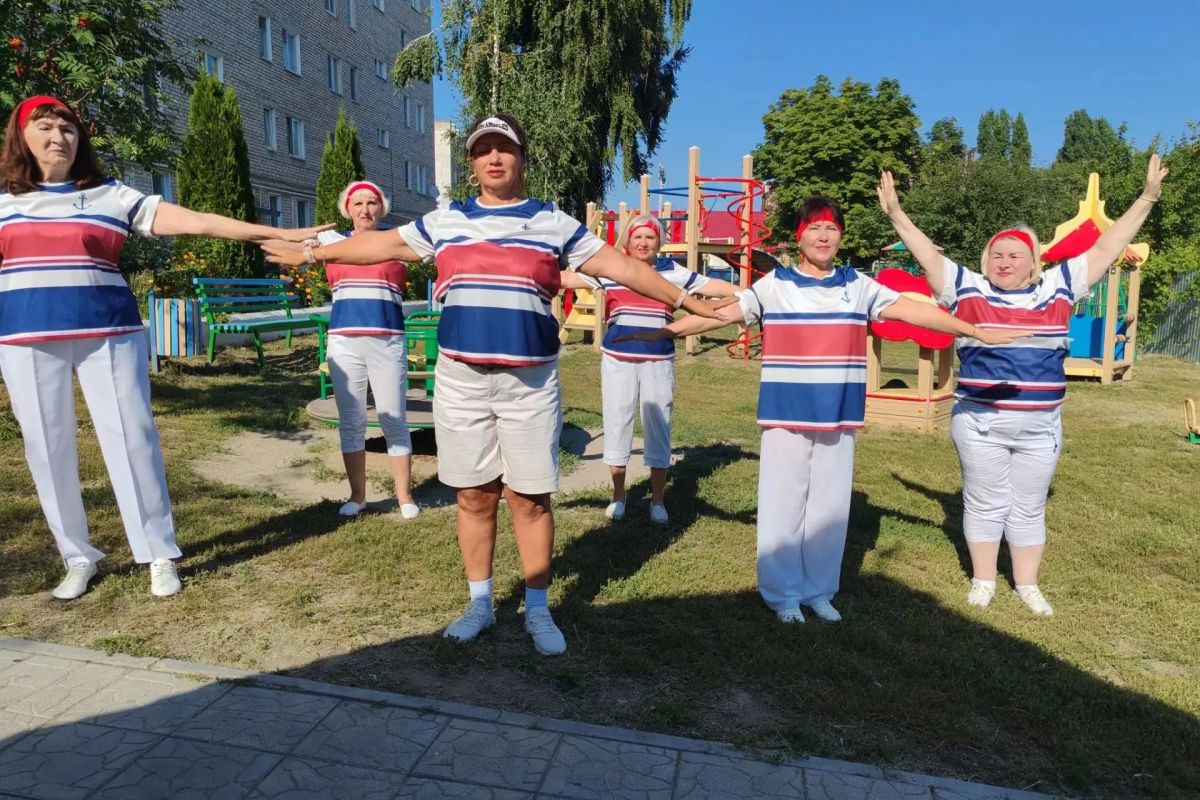 Активисты партии провели в Вольске спортивную зарядку для жителей города