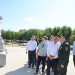 Губернатор Андрей Бочаров оценил ход работ по строительству памятника героям СВО