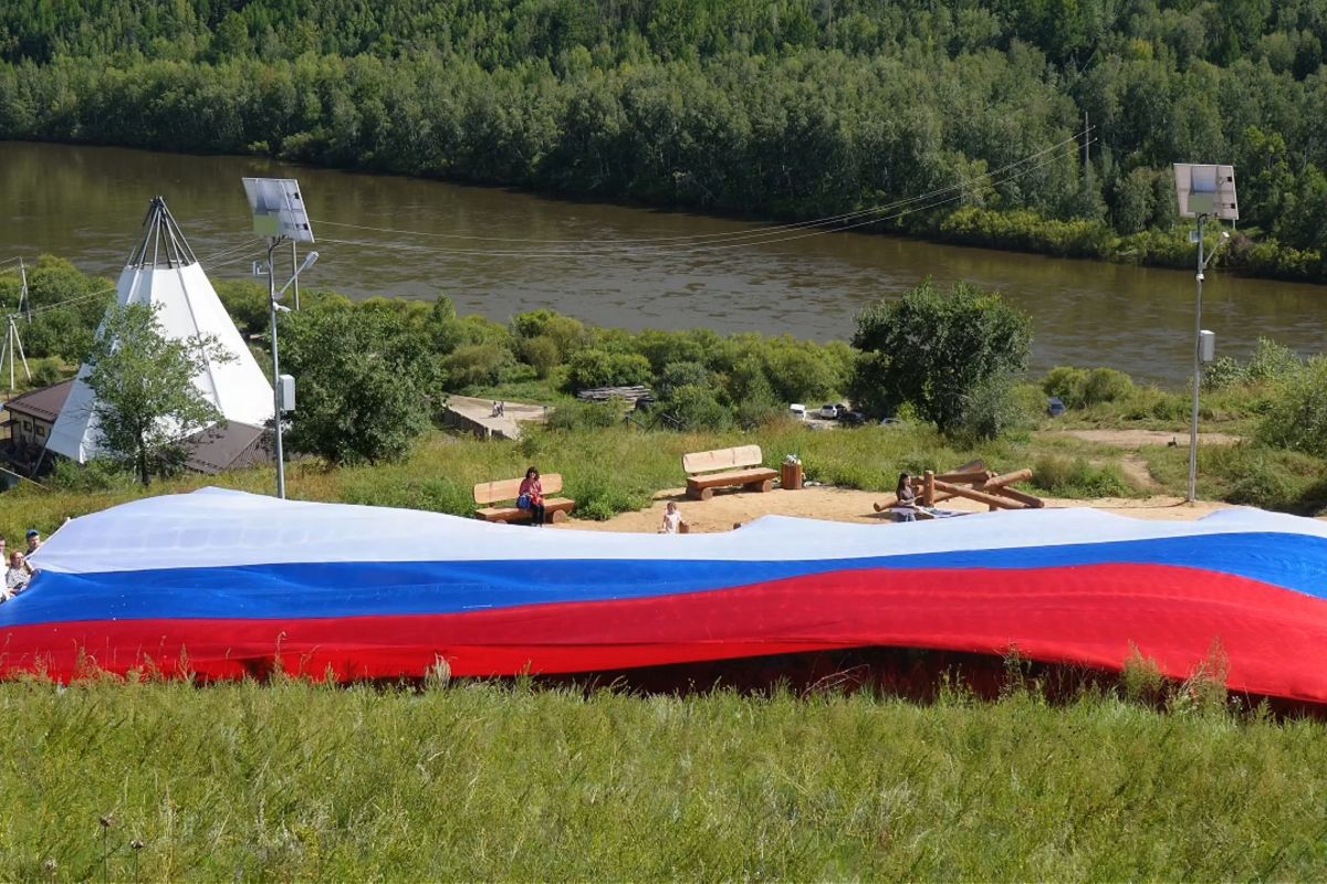 Активисты Единой России и Молодой Гвардии провели в Чите патриотическую акцию в преддверии празднования Дня Государственного флага Российской Федерации