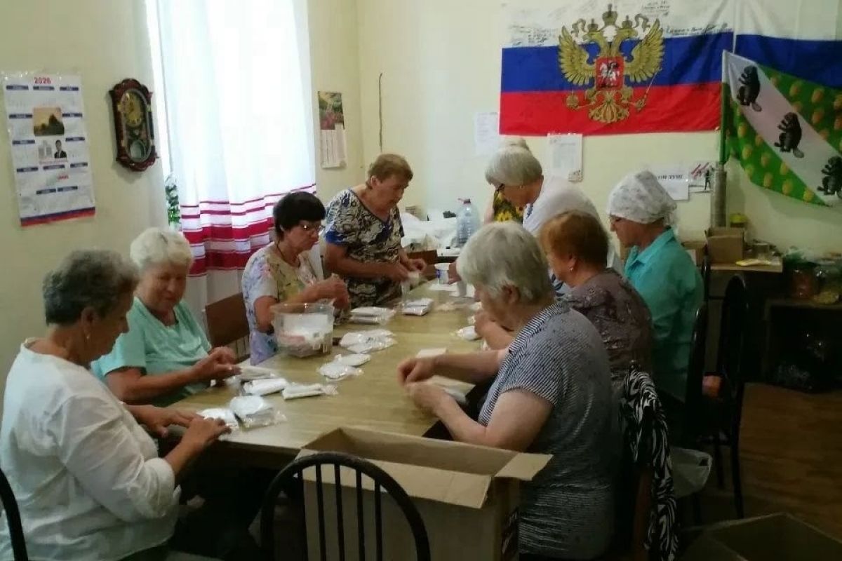 Активисты «Женского движения Единой России» в городском округе Верхнее Дуброво делают сухие пайки для бойцов СВО