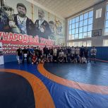 Мастера вольной борьбы провели мастер-класс в Грозном