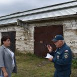 В рамках партпроекта «Реальные дела» в деревне Душанбеково Кигинского района ведется капитальный ремонт крыши пожарного депо