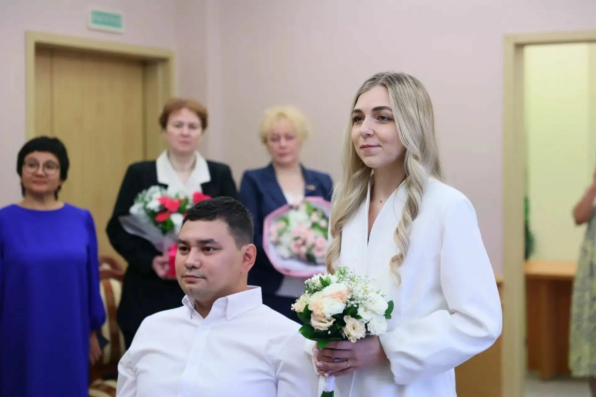 «Женское движение Единой России» организовало праздник для молодожёнов – участника СВО Александра и его избранницы Екатерины   в день города Анадыря