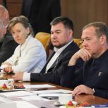 Дмитрий Медведев поручил сопроводить каждый пункт новой Народной программы «Единой России» экспертными комментариями