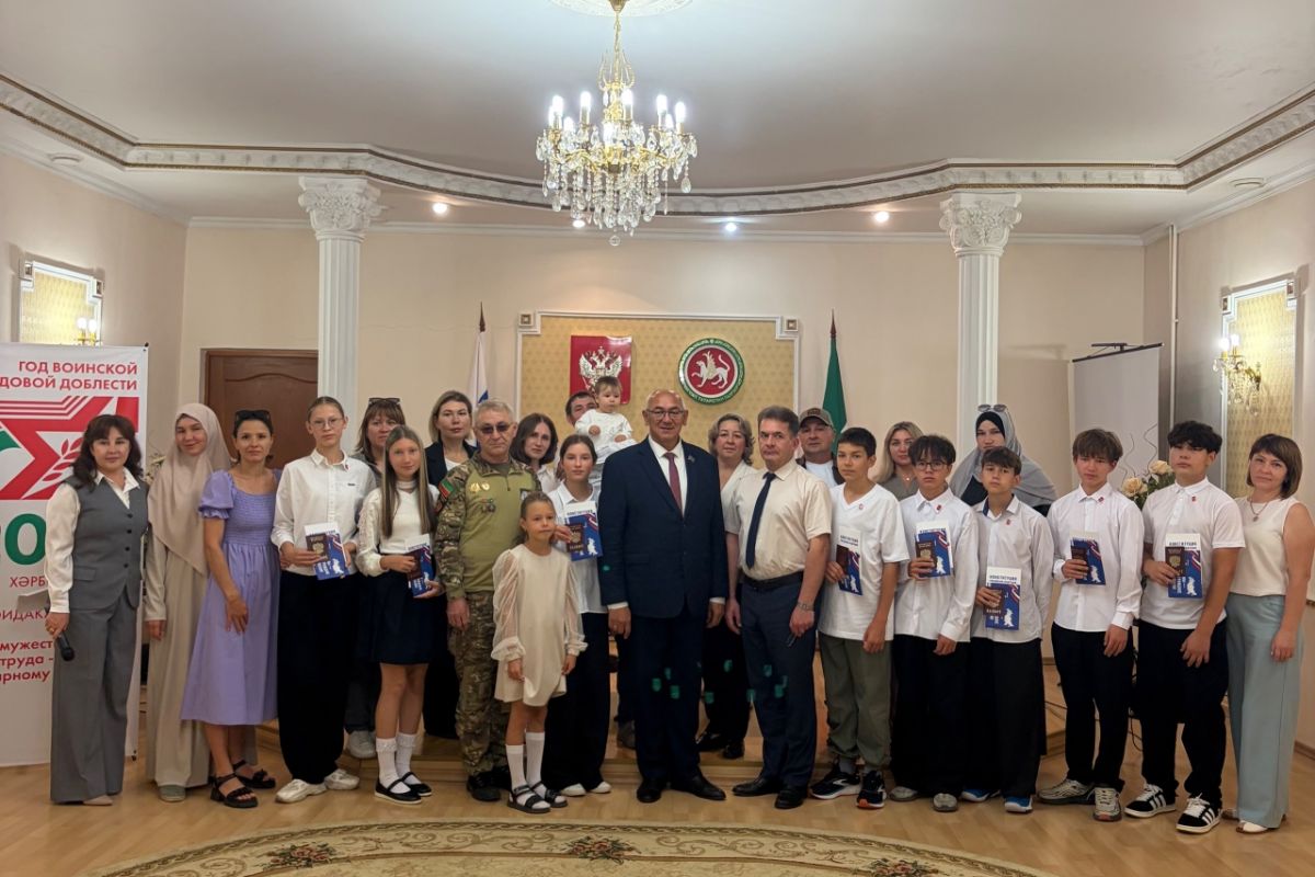 Юные бавлинцы получили свой первый главный документ