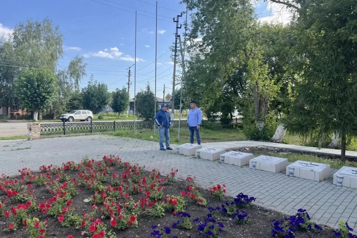 В Чесменском округе благоустраивают сквер у памятника павшим воинам