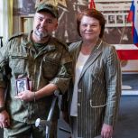 Марина Оргеева вручила военнослужащему-участнику СВО медаль «80 лет Калининградской области», который спас женщину при пожаре