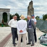 Партийный десант Единой России проверил ход обновления Мемориала памяти и славы в Назрани