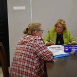 Депутат «Единой России» рассмотрела обращения жителей Верхнемамонского района по вопросам получения льготного жилья и обеспеченности интернетом