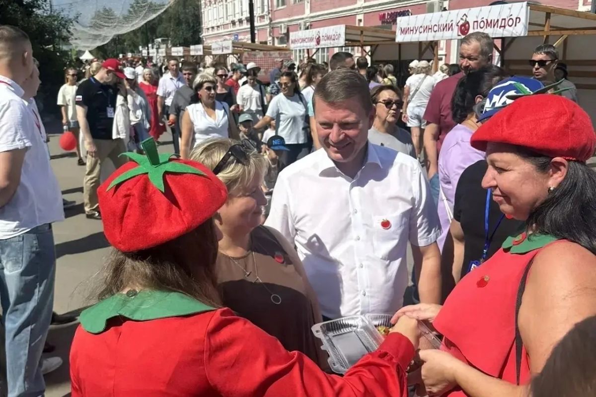 Партийцы Минусинска приняли участие в празднике «День Минусинского помидора»