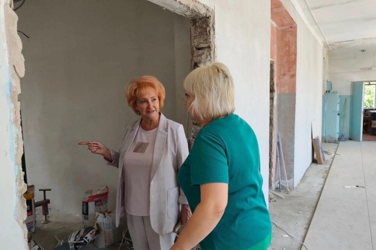 Ирина Солнцева проконтролировала ремонт школ в Поспелихинском районе
