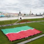 Активисты «Молодой Гвардии Единой России» развернули в Казани огромный флаг Татарстана ко Дню республики
