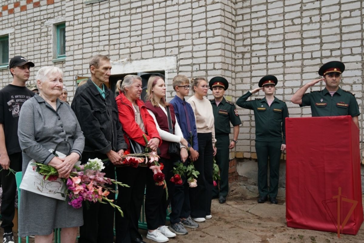 По партпроекту «Историческая память» в селе Пищалье Кировской области открыли мемориальную доску Герою СВО