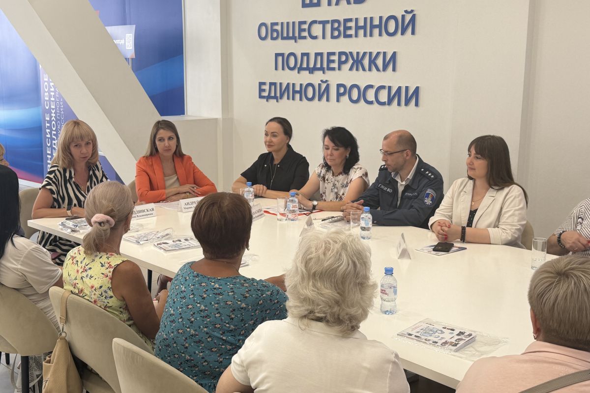 В Штабе общественной поддержки «Единой России» прошла встреча Женского клуба «Тепло сердец»