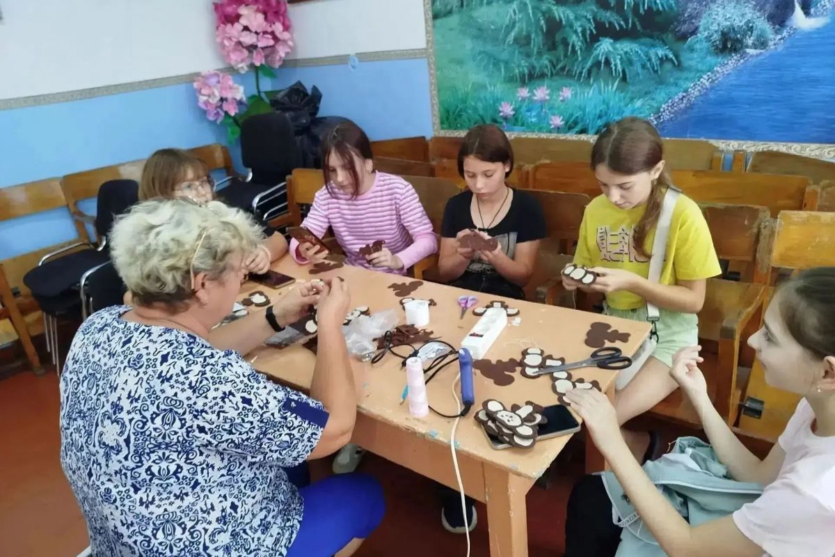 Участницы «Женского движения Единой России» помогают школьницам поселка Сазоново делать игрушки — Чебурашки для бойцов