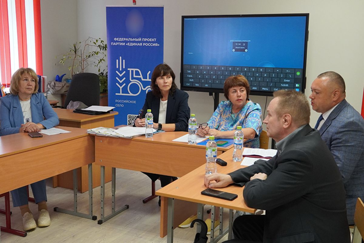 Жителям смоленской глубинки рассказали о возможностях социального контракта