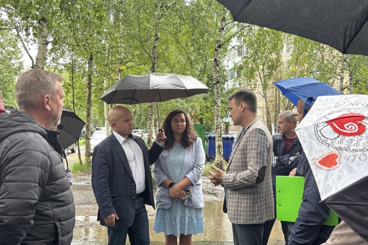 Михаил Орлов встретился с жителями дома №23 по улице Воронина в Архангельске