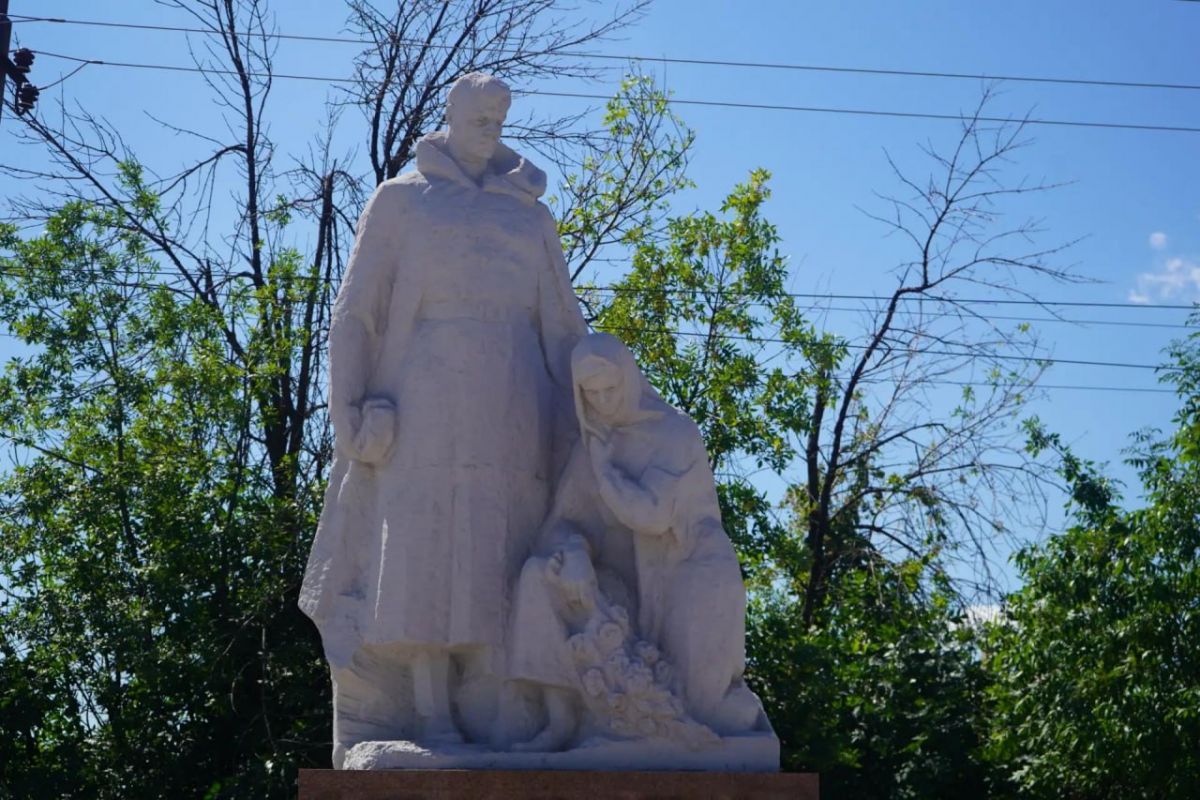 По народной программе в Свердловске благоустраивают Братскую могилу советских солдат и памятный знак в честь воинов-шахтеров