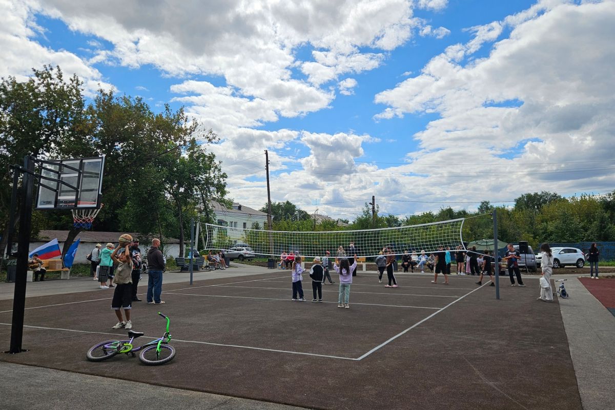 В Магнитогорске открылась спортивно-игровая площадка в поселке Самстрой