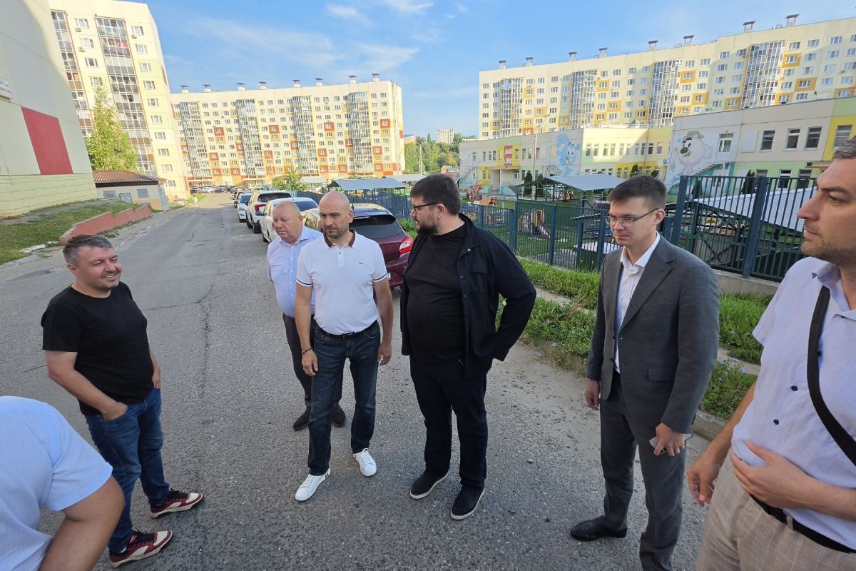 Станислав Трофимов и Алексей Мурыгин проверили ход решения вопросов микрорайона Садовый