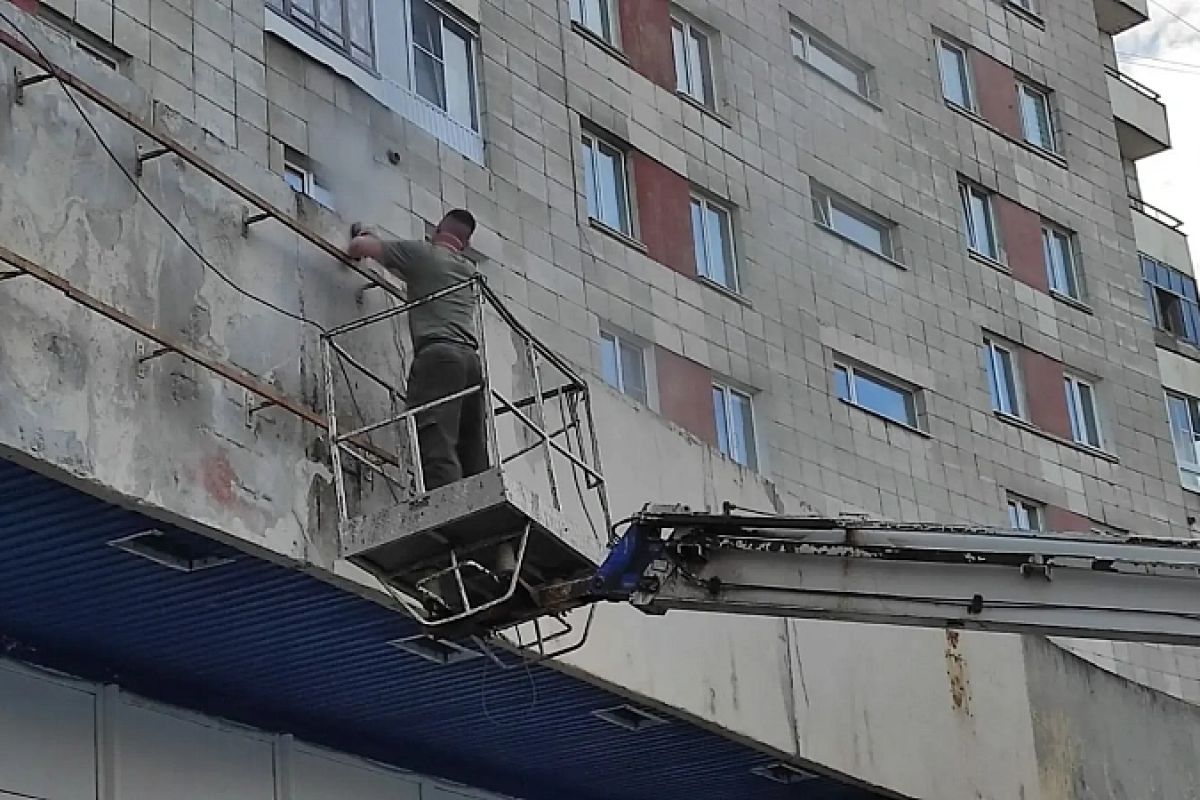 По программе «Комфортное Поморье» в Северодвинске обновляют фасад городского ЗАГСа