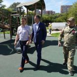 Виталий Дроздов и Дмитрий Работников проверили новый сквер в Железнодорожном районе Красноярске перед открытием