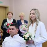 «Женское движение Единой России» организовало праздник для молодожёнов – участника СВО Александра и его избранницы Екатерины   в день города Анадыря