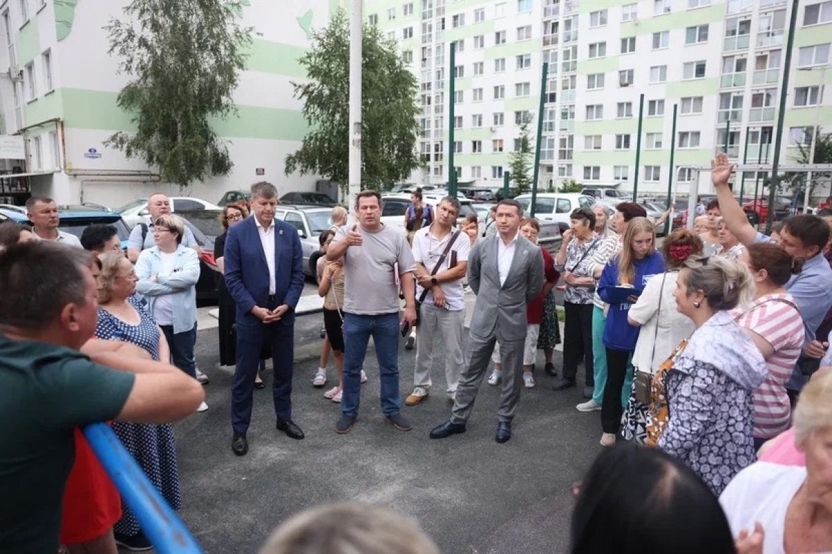 Вопросы ЖКХ и развития городской среды обсудили представители «Единой России» с жителями Московского района города Калининграда