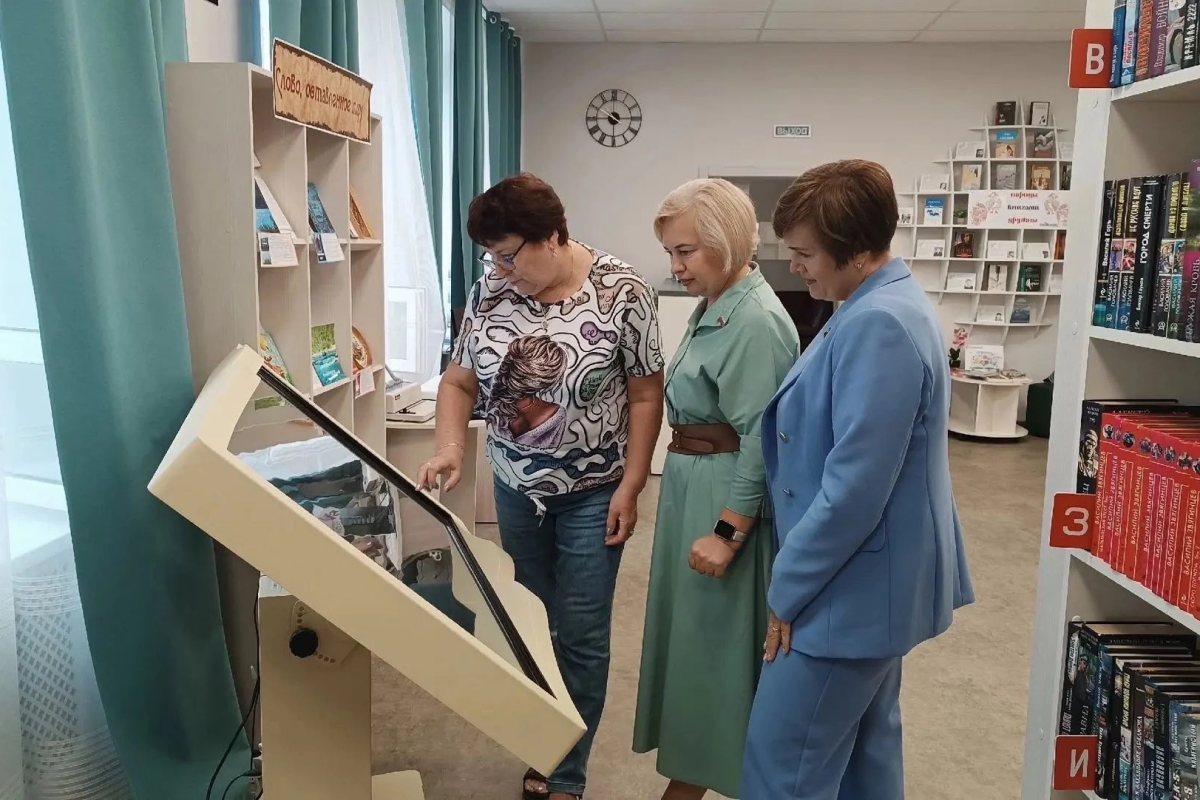 В Осинниках единороссы оценили обновленную библиотеку