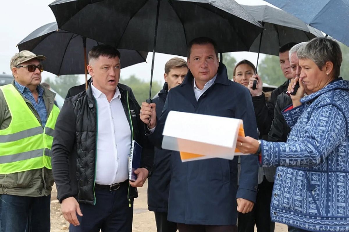 Александр Цыбульский оценил ход строительства модульного бассейна в Каргополе