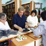 Алексей Зеленин передал аптечки для жителей Мариинска