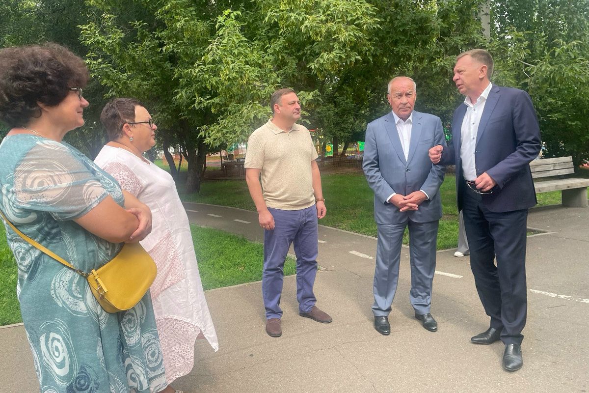 В сквере Энтузиастов обновили детский игровой городок и построили площадку для выгула собак