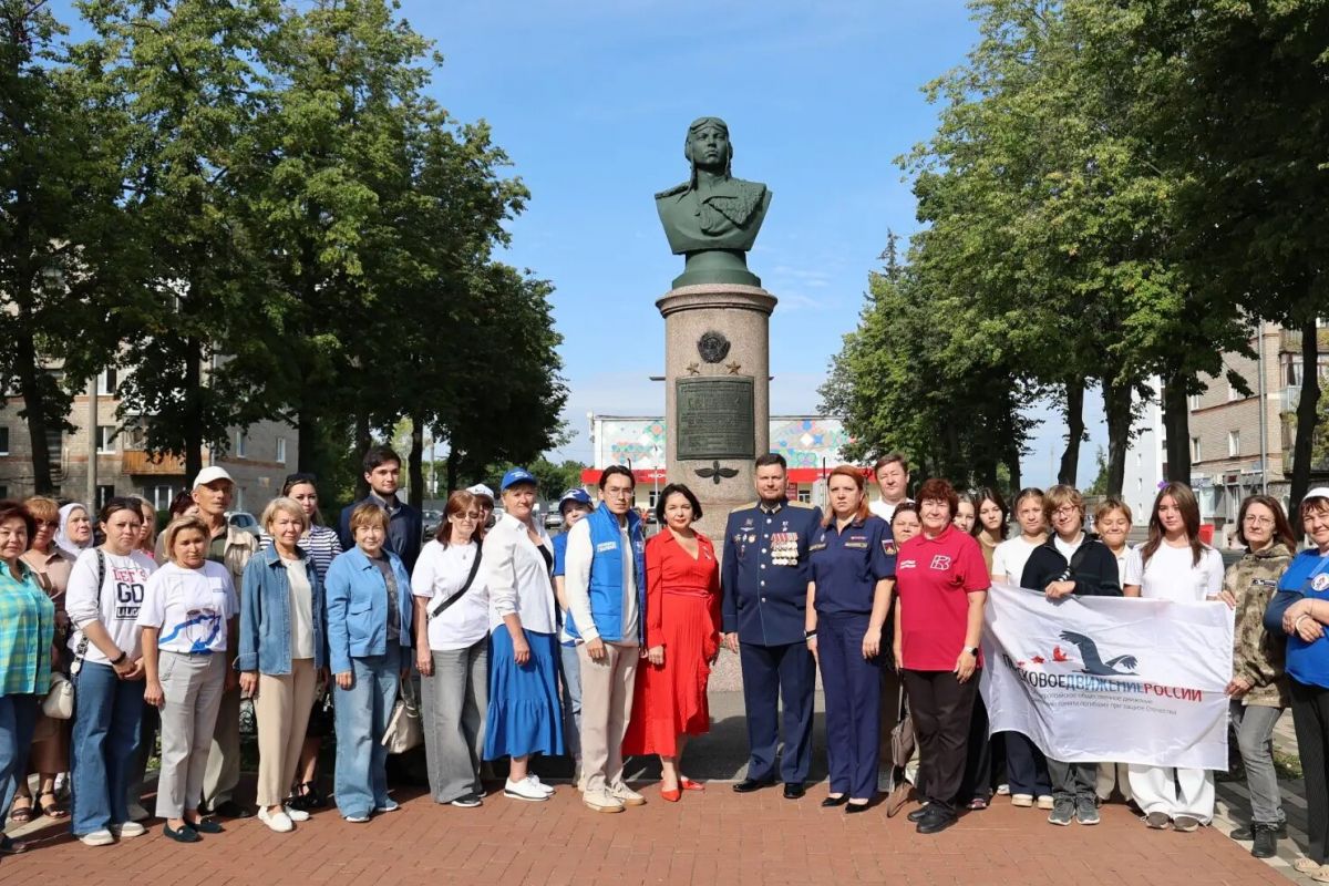 В Уфе в честь Дня военно-воздушных сил прошла церемония возложения цветов к памятнику им. Мусы Гареева